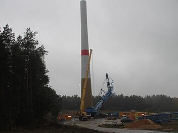 Acht Windräder sollen sich im Windpark Vogelherd drehen. Seit dem vergangenen Herbst wachsen die Mühlen in die Höhe. Foto: Alexander Hartmann/Archiv
