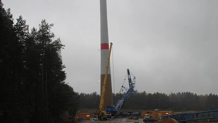 Acht Windräder sollen sich im Windpark Vogelherd drehen. Seit dem vergangenen Herbst wachsen die Mühlen in die Höhe. Foto: Alexander Hartmann/Archiv
