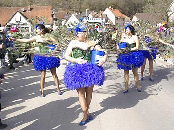 Anmutige Pfauen waren im Gefolge der Rosen. Fotos: Winfried Ehling