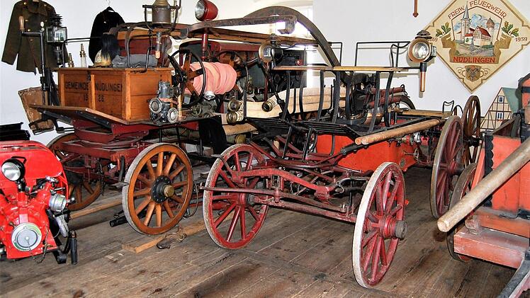 Die beiden Feuerlöschwagen sind die größten Ausstellungsstücke im Nüdlinger Heimatmuseum. Foto: Sigismund von Dobschütz