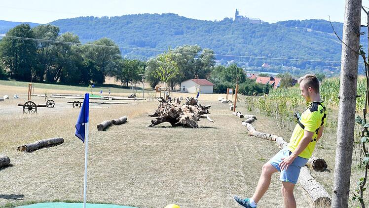 Durch die Hitze ist der Boden trocken und brüchig - das Gras ist verbrannt. Dadurch erhöht sich der Schwierigkeitsgrad. Foto: Ronald Rinklef