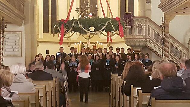 Die "Stille Nacht in Pal&auml;stina" wurde durch das Gro&szlig;e Vokalensemble in die K&uuml;pser St. Jakobi-Kirche getragen. Fotos: Maria L&ouml;ffler