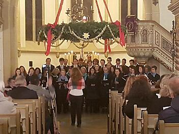 Die "Stille Nacht in Palästina" wurde durch das Große Vokalensemble in die Küpser St. Jakobi-Kirche getragen. Fotos: Maria Löffler