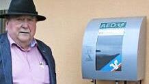 Ludwig Bäuerlein dort, wo normalerweise der Defibrillator zu finden sein sollte. Foto: C. Schwind