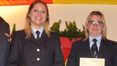 Sie sind stolz auf ihre Beförderung zur Oberfeuerwehrfrau: Laura Wilm (links) und Sina Stahl. Foto: Arthur Stollberger