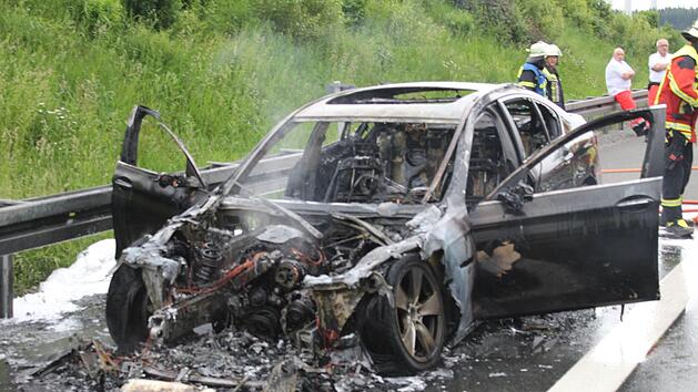 Der Mann bemerkte einen Defekt an seinem Auto und hielt auf dem Seitenstreifen an. Kurze Zeit sp&auml;ter brannte das gesamte Fahrzeug. Die &ouml;rtliche Feuerwehr l&ouml;schte den Autobrand auf der Autobahn. Foto: Verkehrspolizei Hof