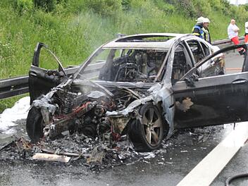 Der Mann bemerkte einen Defekt an seinem Auto und hielt auf dem Seitenstreifen an. Kurze Zeit später brannte das gesamte Fahrzeug. Die örtliche Feuerwehr löschte den Autobrand auf der Autobahn. Foto: Verkehrspolizei Hof