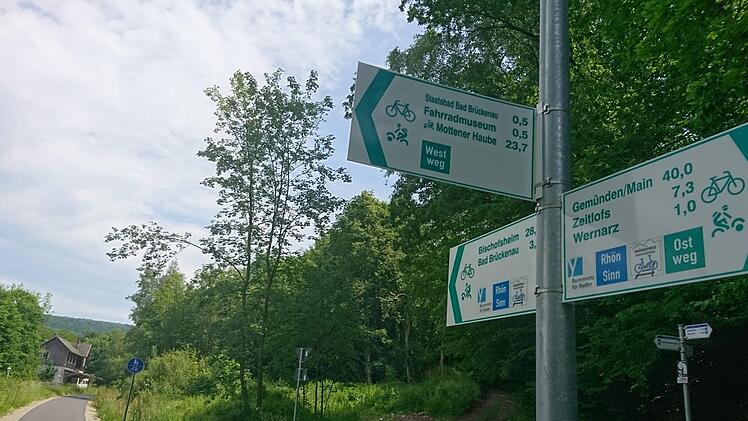 Gelungen: Die Übergangsstelle vom Radweg ins Staatsbad glänzt durch ihre klare Beschilderung. Foto: Steffen Standke