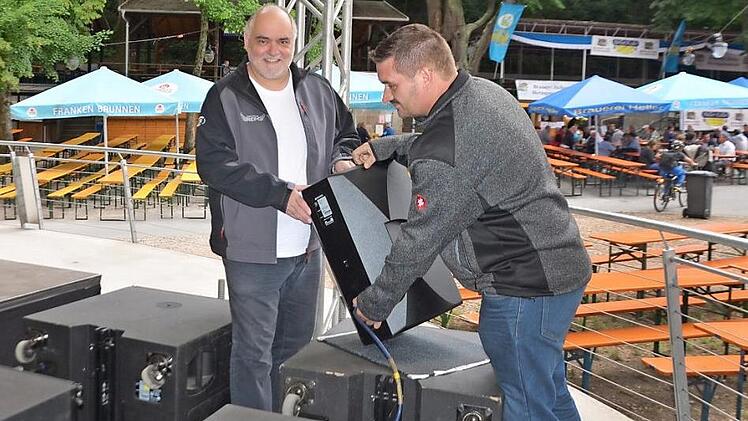 Jürgen und Benjamin Oswald haben jetzt offiziell die Veranstaltungsleitung der Herzogenauracher Sommerkirchweih. Fotos: Bernhard Panzer