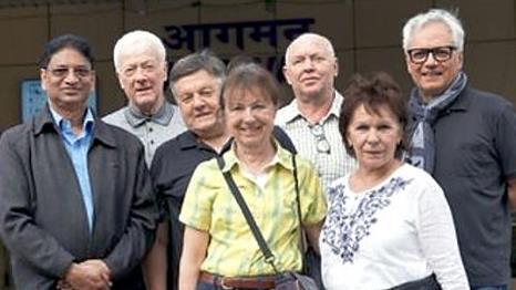 Pfarrer und Rektor Pater Joseph Nellisseril (links) mit den Besuchern aus Weisendorf (von links), Ernst Klimek, Dieter Sauer, Anita Klimek, Herbert Wallner, Waltraud Wallner und Jeanpierre Beaudet