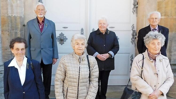 Auch (von links) Margarete Höhn, Siegward Wichmann, Monika Birner, Herta Hübner, Theo Waldmann und Georgine Schneider feierten die Gnadenkonfirmation (70 Jahre).