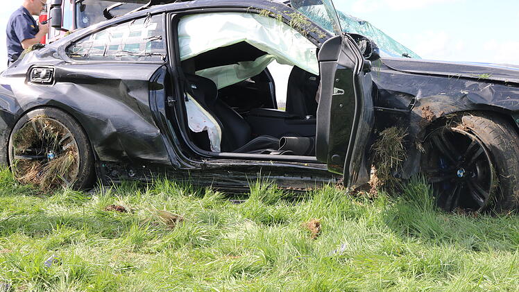 Auto kommt von Stra&szlig;e ab und &uuml;berschl&auml;gt sich mehrfach