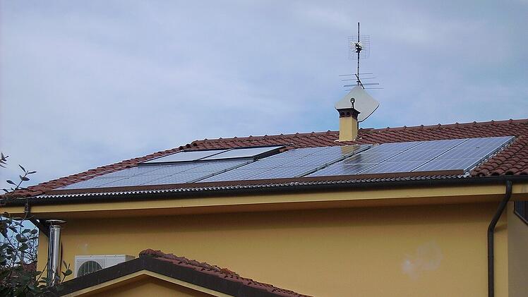 Möglicherweise besteht für dich die Option, auf eine autarke Energiegewinnung umzusteigen.