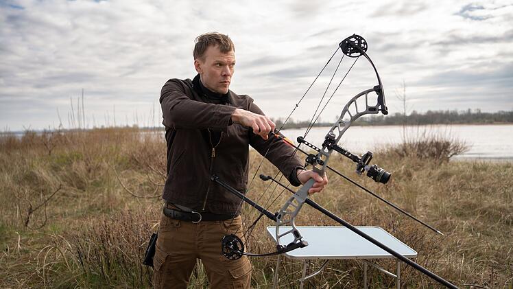 Der ehemalige Sicherheitschef Sasha Jellinek (Sebastian Hülk) gerät als Bogenschütze schnell unter Verdacht.