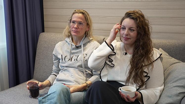 Steffi (links) und Jessica freuen sich auf das Dinner bei "K&uuml;ken" Krissy.