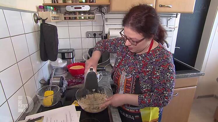 Gekleidet in eine Bulgarien-Sch&uuml;rze macht sich Elina ans Werk.