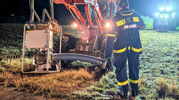 Gemeinsame Aktion der Freiwilligen Feuerwehr und THWs am Seen bei Baunach
