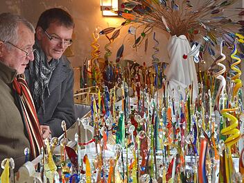Eine Weihnachtskrippe ganz besonderer Art gibt es in diesem Jahr in der St.-Oswald-Kirche in Untersteinach zu sehen. Bernt Pingel (links) aus Trebgast zeigt seine gläserne himmlische Heerschar. Pfarrer Wolfgang Oertel ist begeistert. Foto: Dieter Hübner