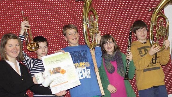 Die Nachwuchsmusiker vom Luftgeflüster Christoph Marks, Tim Steger, Alina Heidenreich, Julian Hälterlein freuen sich mit Ausbilderin Johanna Eckert (links) schon auf ihre ersten Auftritte in der Seniorenbegegnungsstätte St. Elisabeth.