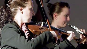 Annette Rimroth (Geige) und Esther Tscherner (Oboe).