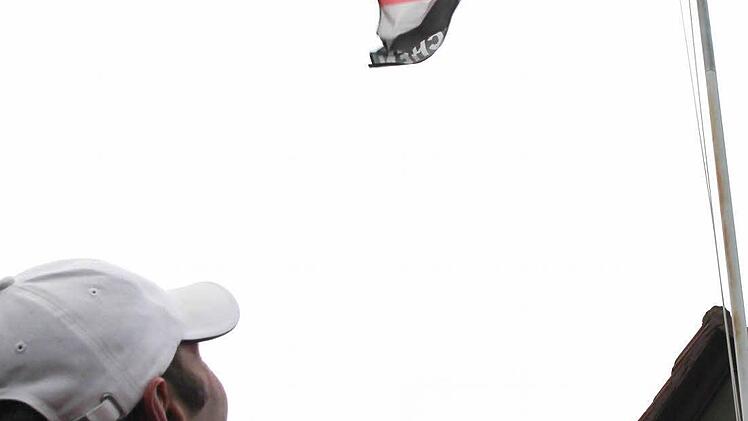 Welche Flagge flattert nach dem Endspiel im Himmel über Effeltrich? Derzeit weht noch die Bayern-Fahne im Wind.