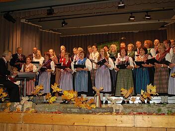 Sein 120-jähriges Bestehen feierte der Gesangverein Frohsinn zusammen mit vielen Gästen und Freunden. Besonders freute sich Vorsitzende Elke Back über die tolle Resonanz der Burgläurer.  Foto: Manfred Mellenthin