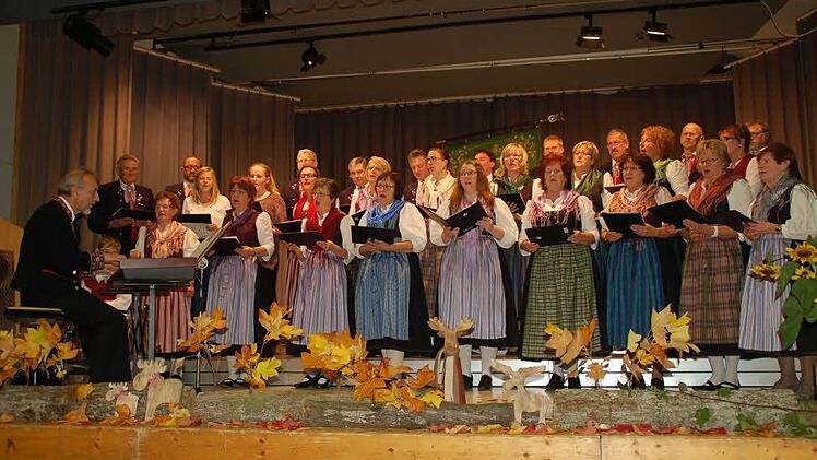 Sein 120-jähriges Bestehen feierte der Gesangverein Frohsinn zusammen mit vielen Gästen und Freunden. Besonders freute sich Vorsitzende Elke Back über die tolle Resonanz der Burgläurer.  Foto: Manfred Mellenthin