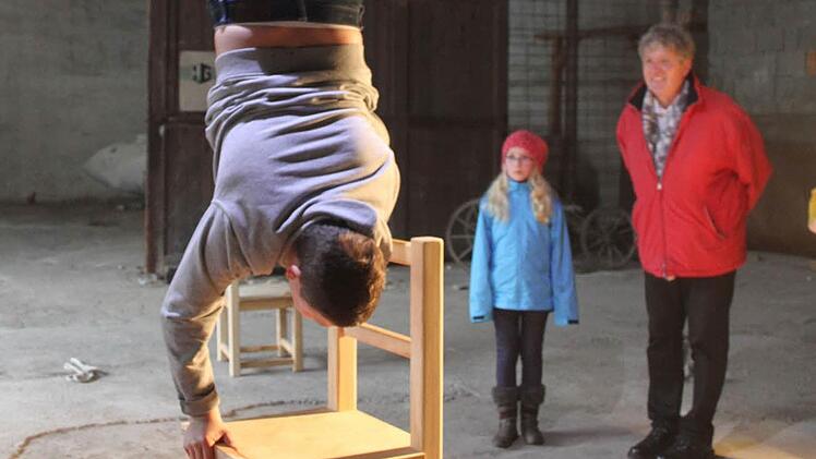 Jordan macht akrobatische Kunststücke auf einem Stuhl. Foto: Sonja Adam