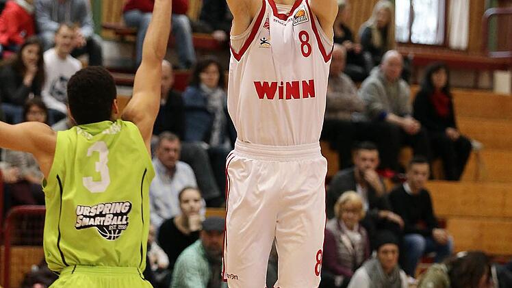 Arnoldas Kulboka trifft aus der Distanz.