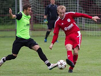 Matthias Wich (rechts) kehrt nach fünf Jahren als Spielertrainer beim TSV Weißenbrunn zum FC Mitwitz zurück, spielt also auch weiterhin in der Bezirksliga. Foto: Archiv/Heinrich Weiß