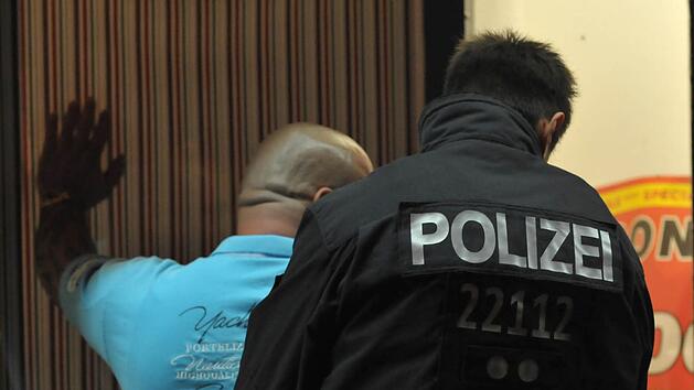 Personenkontrollen durch Polizei- und Sicherheitskr&auml;fte (hier ein Symbolbild) beim Zeiler Weinfest sind heuer verst&auml;rkt m&ouml;glich, aber nicht fl&auml;chendeckend geplant. Vor allem geht es um Einblicke in Rucks&auml;cke und Handtaschen, die man nach M&ouml;glichkeit auf Wunsch der Veranstalter am besten daheim l&auml;sst. Foto: Paul Zinken/dpa