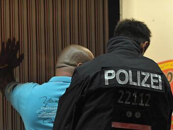 Personenkontrollen durch Polizei- und Sicherheitskr&auml;fte (hier ein Symbolbild) beim Zeiler Weinfest sind heuer verst&auml;rkt m&ouml;glich, aber nicht fl&auml;chendeckend geplant. Vor allem geht es um Einblicke in Rucks&auml;cke und Handtaschen, die man nach M&ouml;glichkeit auf Wunsch der Veranstalter am besten daheim l&auml;sst. Foto: Paul Zinken/dpa