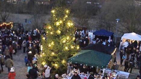 Sehr gut besucht war der Adventsmarkt in Kirchaich, der sich am zweiten Adventssonntag etabliert hat. Fotos: Sabine Weinbeer