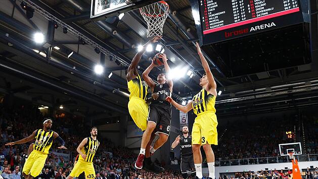 Nikos Zisis zieht gegen Ekpe Udoh (l.) und Nikola Kalinic (r.) entschlossen zum Korb. Fotos: Daniel L&ouml;b