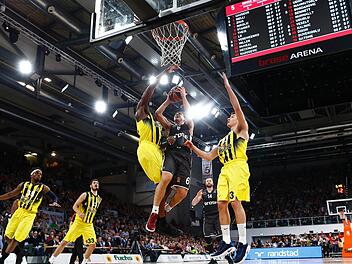 Nikos Zisis zieht gegen Ekpe Udoh (l.) und Nikola Kalinic (r.) entschlossen zum Korb. Fotos: Daniel Löb