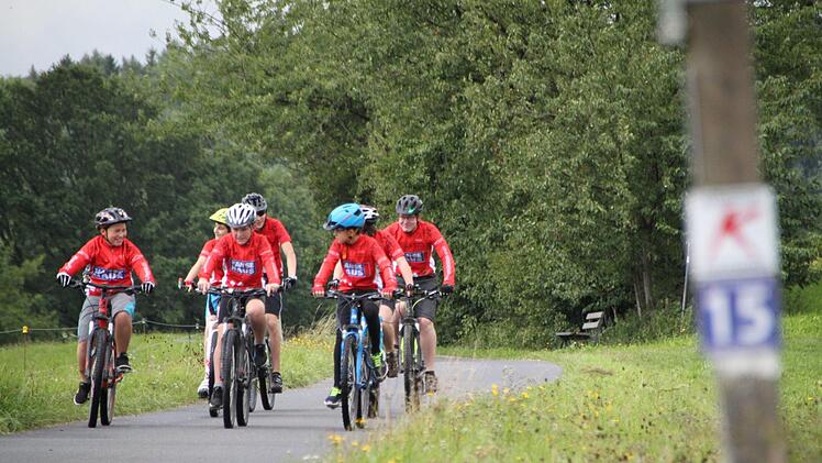 Mountainbiking in der Rh&ouml;n: Das Team "Schwarze Berge" des SV Markt Geroda kennt jede Abfahrt in der Umgebung. Trainer Andreas Schubert wirkt am Mountainbike-Konzept des Landkreises mit. Foto: Ulrike M&uuml;ller