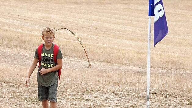 Zum Abschluss am finalen Loch 18 ("Staffelberg") hat Jakob aus Spa&szlig; dem Ball seine M&uuml;tze aufgesetzt und wartet nun gespannt auf den entscheidenden Moment. Foto: Mario Deller
