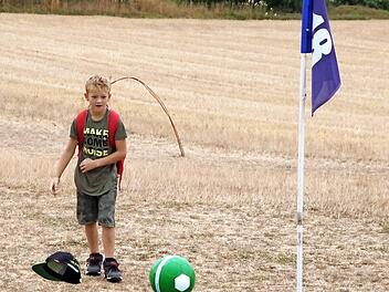 Zum Abschluss am finalen Loch 18 ("Staffelberg") hat Jakob aus Spa&szlig; dem Ball seine M&uuml;tze aufgesetzt und wartet nun gespannt auf den entscheidenden Moment. Foto: Mario Deller