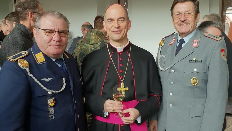 Am Weltfriedenstag nahmen die Bad Brückenauer Reservisten Karl Veit (links) und Harald Benke (rechts) nach dem Gottesdienst im Dom an einem Empfang mit dem Würzburger Bischof Dr. Franz Jung teil.