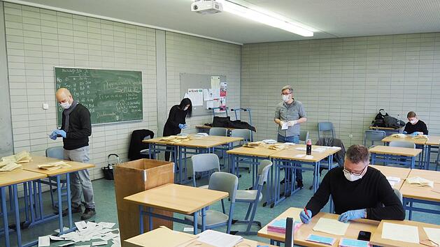 Impression von der OB-Wahl 2020: Stimmenausz&auml;hlung mit Schutzmaske und Mindestabstand  Foto: Stadt