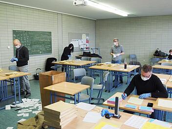 Impression von der OB-Wahl 2020: Stimmenauszählung mit Schutzmaske und Mindestabstand  Foto: Stadt