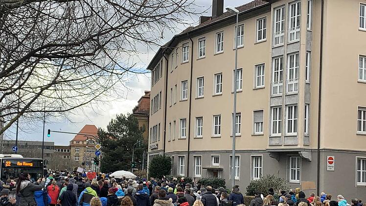 Corona-Demo in Schweinfurt: 1300 Maßnahmen-Gegner protestieren in Innenstadt