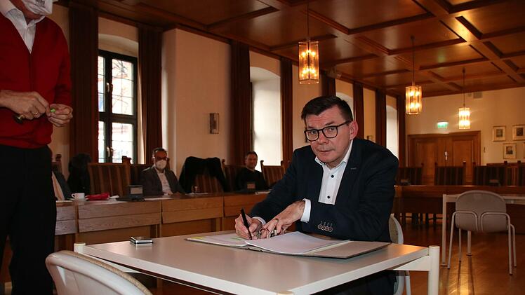Hammelburger Bürgermeister und AZV-Vorsitzender Armin Warmuth unterschrieb als erster.