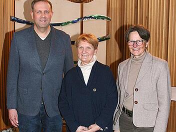 Von links: Christian Ziegler (Personalratsvorsitzender), Annemarie Hegenbarth-Allgayer und Karin Maywald (Schulleiterin)