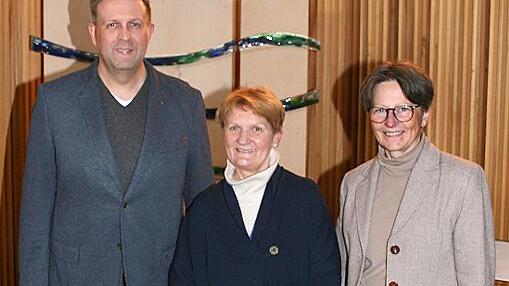 Von links: Christian Ziegler (Personalratsvorsitzender), Annemarie Hegenbarth-Allgayer und Karin Maywald (Schulleiterin)