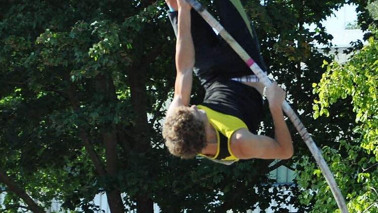 Artur Wollert ist Bayerischer Meister im Stabhochsprung. Seine Bestleistung beträgt 4,80 Meter. Für 2013 strebt er die Fünfmetermarke an.