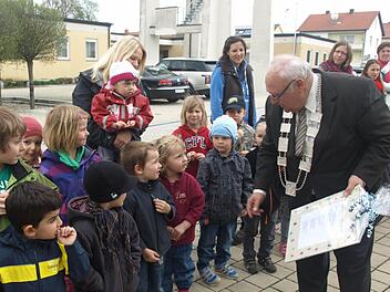 Die Kindergartenkinder überreichten Bürgermeister Siegfried Erhard zur Einweihung des Oerlenbacher Rathauses ein selbstgetextetes Lied, das sich mit dem Gebäude und dem dort arbeitenden Team befasst. Fotos: Stefan Geiger