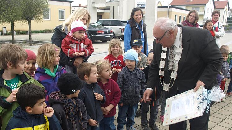 Die Kindergartenkinder überreichten Bürgermeister Siegfried Erhard zur Einweihung des Oerlenbacher Rathauses ein selbstgetextetes Lied, das sich mit dem Gebäude und dem dort arbeitenden Team befasst. Fotos: Stefan Geiger