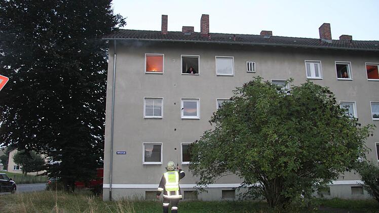 Vor lauter Gaffen haben die beiden Damen im obersten Stockwerk ihr Bügeleisen vergessen: Die Wohnungen brennen - der Weg nach unten ist ihnen versperrt.