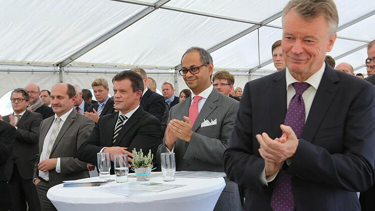 Klatsch in die Hände und freut sich das es bald losgeht in Forchheim: Siemens-Vorstandsmitglied Hermann Requardt.